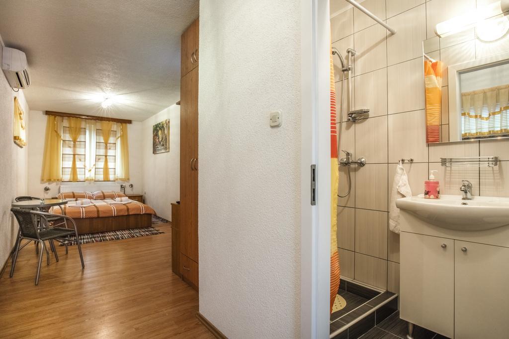 Apartment And Rooms Aracic Korenica Exterior photo