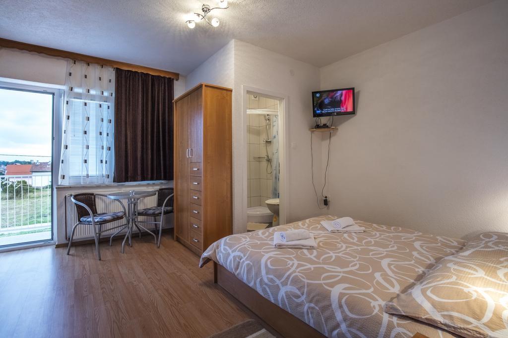 Apartment And Rooms Aracic Korenica Room photo