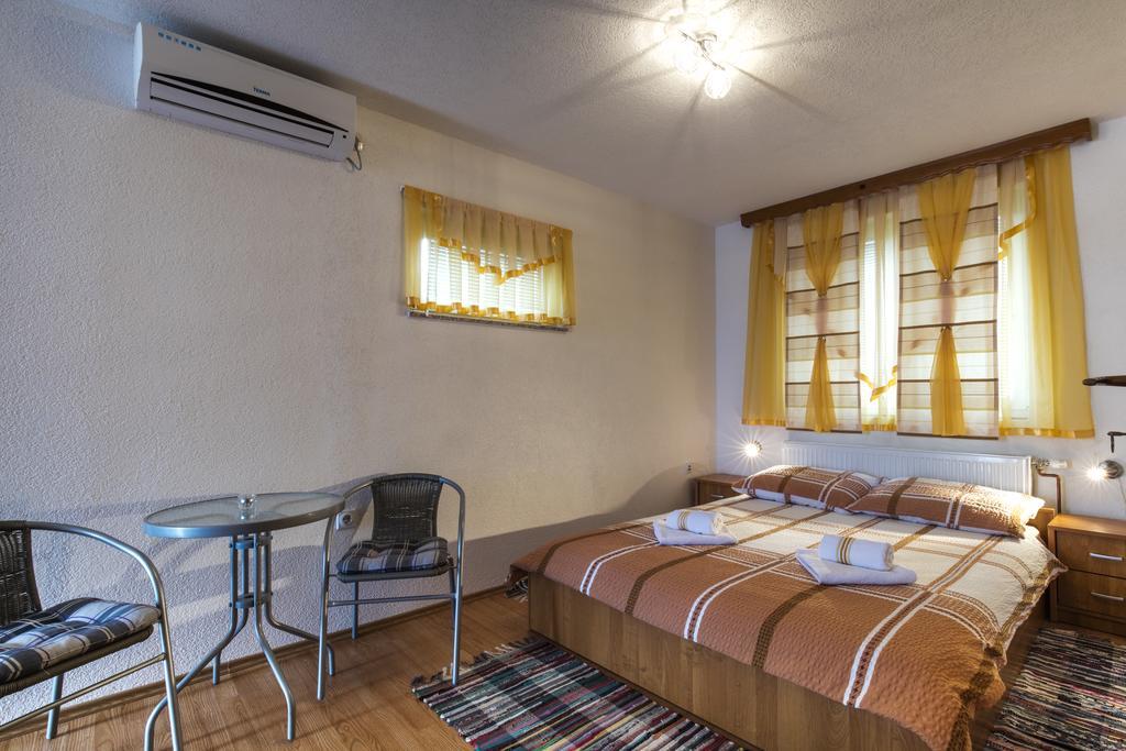 Apartment And Rooms Aracic Korenica Exterior photo